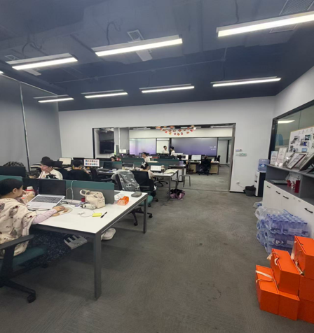 公司介绍资料中的办公室,展示办公桌、座椅与室内工作环境